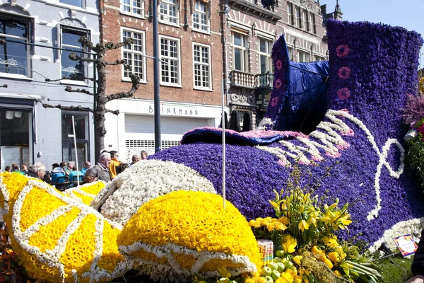 哈勒姆、 荷兰-2013 年 4 月 21 日： 在关于 2013 年 4 月 21 日在荷兰哈勒姆的花车游行的花朵的鞋。每年的花车游行是一个独特的事件，与 100 万的访客. — 图库照片