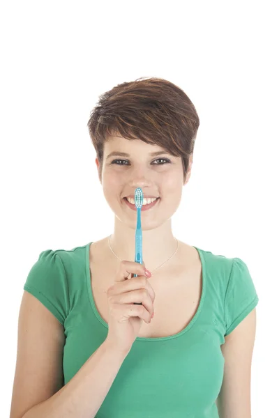 Jovem segurando escova de dentes isolada no fundo branco — Fotografia de Stock