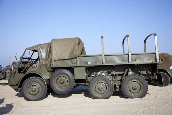 IJMUIDEN, THE NETHERLANDS-MAY 5 2013: Army trucks of organization Kelly's Heroes riding on beach on May 5,2013 in IJmuiden, The Netherlands. Simulate arrival of allies on liberation Second World War — Stock Photo, Image