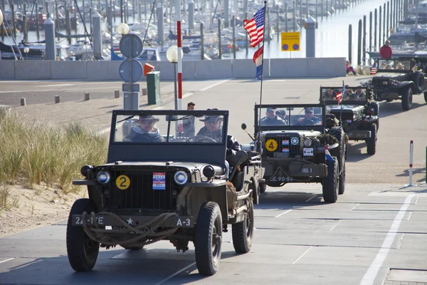 IJMUIDEN, THE NETHERLANDS-MAY 5 2013: Army trucks of organization Kelly's Heroes riding on beach on May 5,2013 in IJmuiden, The Netherlands. Simulate arrival of allies on liberation Second World War — Stock Photo, Image