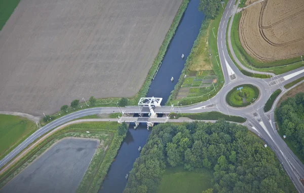 Paisagem agrícola com pequena ponte de cima, Países Baixos — Fotografia de Stock