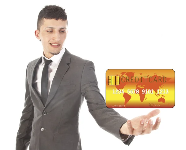 Молодий чоловік тримає кредитну картку ізольовано на білому тлі — стокове фото