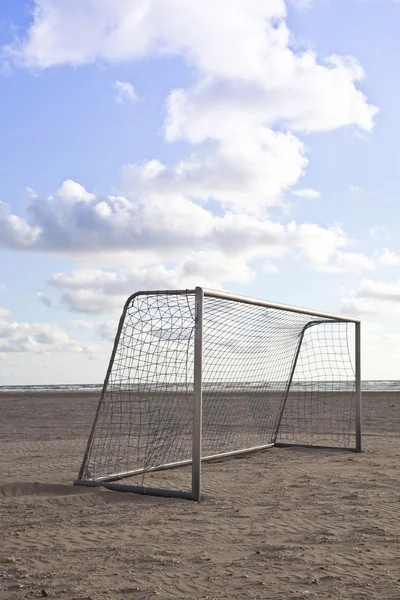 Cel piłka nożna na plaży z błękitnego nieba — Zdjęcie stockowe