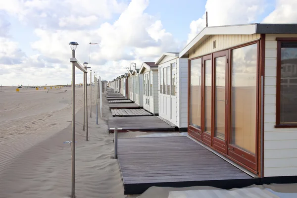 View at beach houses on beach in IJmuiden, The Netherlands — Stok fotoğraf