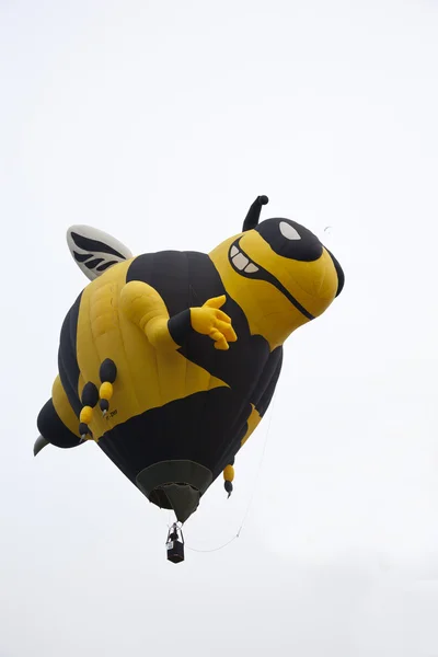 BARNEVELD, THE NETHERLANDS - 22 AUGUST 2013: Huge bee balloon taking off at international balloon festival Ballonfiesta in Barneveld on August 22 2013 in Barneveld, The Netherlands — Stock Photo, Image