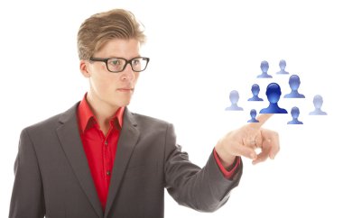 genç adam beyaz zemin üzerine izole mavi sanal arkadaş seçme