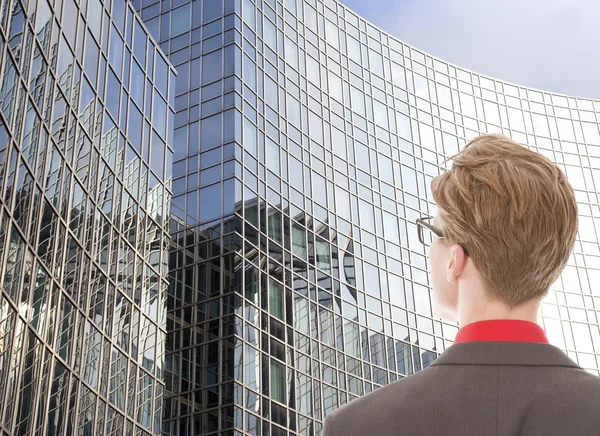 Young man looking at business office — Stock Photo, Image
