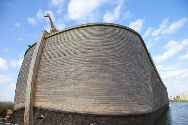 DORDRECHT, PAESI BASSI - 15 FEBBRAIO: Replica dell'Arca di Noè il 15 febbraio 2014 nei Paesi Bassi. L'Arca di Noè è un elemento della storia di Noè che è ben noto in tutto il mondo in più religioni . — Foto Stock