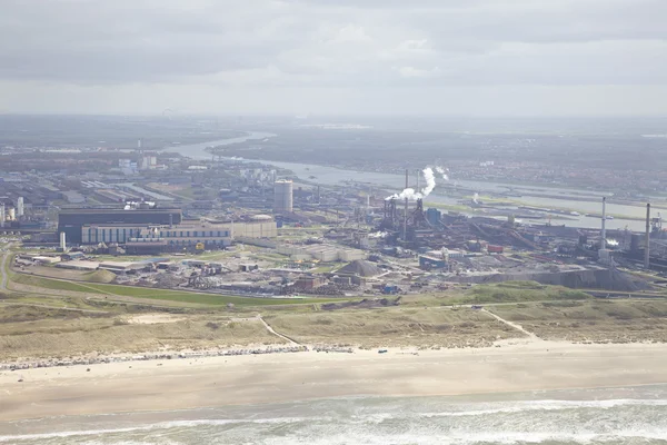 Industria siderúrgica en Velsen, Países Bajos desde arriba — Foto de Stock