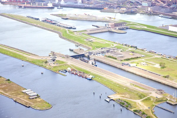 Vista aérea en la esclusa del mar IJmuiden, Países Bajos — Foto de Stock