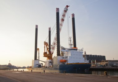 özel bir gemide büyük bir vinç taşımacılık