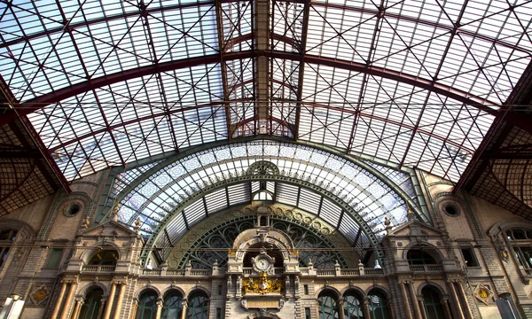 antwerpen, Belçika ünlü tren istasyonunda göster