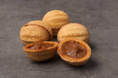 Gri arka planda kaynamış sütlü tatli fındıklar