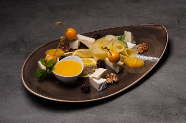 tatli peynir tabagi bal, portakal ve böğürtlen