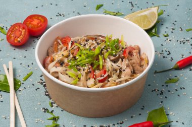 Domuz eti ve sebzeli udon.