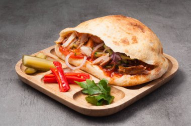 Tavuk ve sebzeli lezzetli donör kebabı, salatalık turşusu ve acı biber.