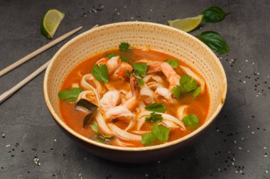Lezzetli Asya laksa çorbası, erişte ve deniz ürünleri.