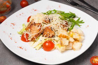 Beyaz tabakta lezzetli sezar salatası. yakın plan