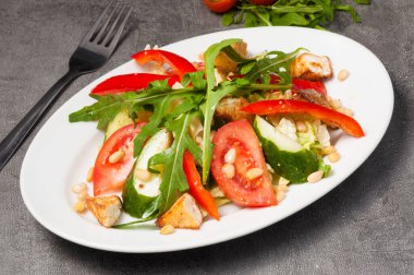 Sebzeli lezzetli salata, ızgara peynir ve çam fıstığı.