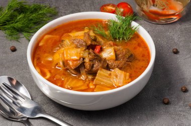 Erişteli lezzetli gecikme geleneksel bir Özbek yemeğidir.