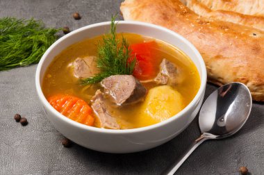 Lezzetli shurpa kuzu etli geleneksel Özbek çorbası.