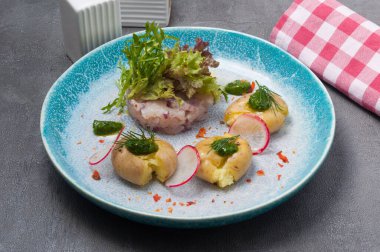 Lezzetli tuzlu ringa balığı ve sıcak patates. alternatif besleme