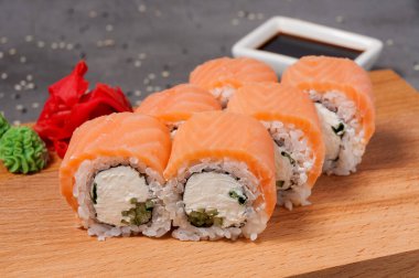 Maki suşisi. Krem peynirli salatalık ve somonlu rulo.