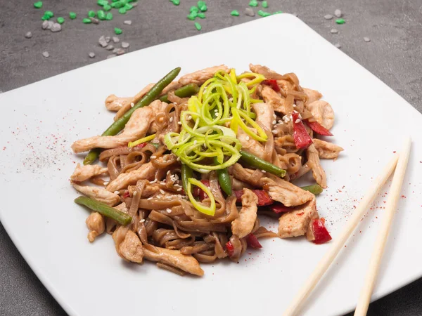 Tatsy Buckwheat Noodles Chicken Beans Bell Pepper — Stockfoto