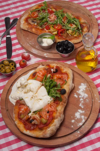 Dwie Smaczne Klasyczne Włoskie Pizze Rzymskim Cieście — Zdjęcie stockowe