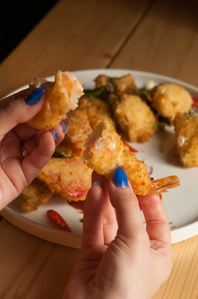 Woman Eating Deep Fried Shrimp Restaurant — Foto Stock