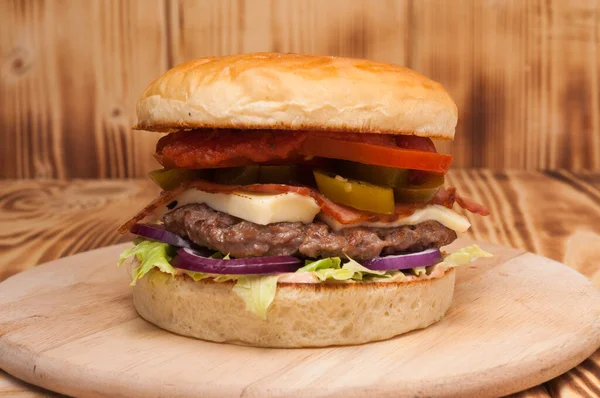 Tasty Burger Beef Patty Bacon Jalapeno Cheese Tomato Onion — стоковое фото