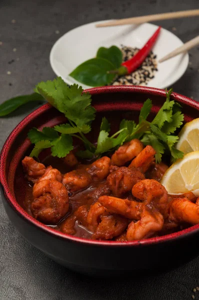 Tasty Shrimp Hot Sauce Garnished Lemon Coriander Hot Chili Pepper — Stockfoto