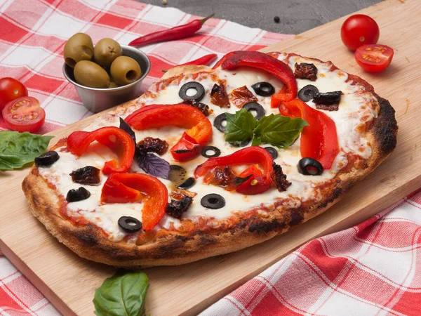 Tasty Vegetarian Pizza Pickled Peppers Olives — Zdjęcie stockowe