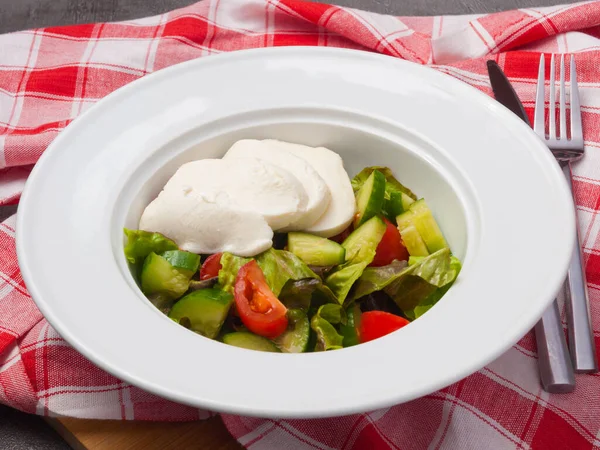 白い皿に野菜とモッツァレラのおいしいサラダ — ストック写真