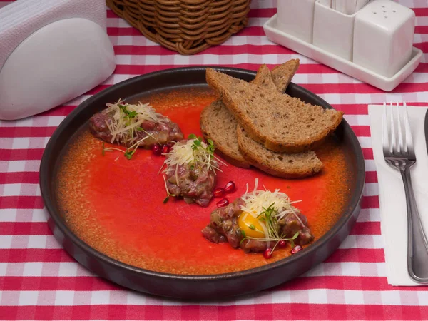 Savoureux Tartare Boeuf Avec Pain Céréales Dans Restaurant — Photo