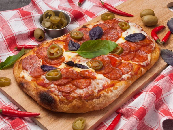 Smaczna Pizza Chorizo Jalapeno Drewnianej Desce — Zdjęcie stockowe