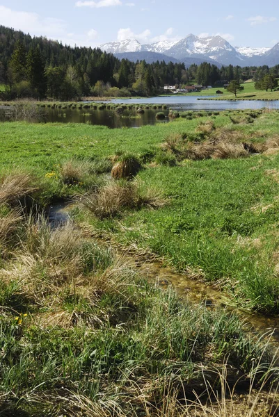 Sjö i alperna — Stockfoto