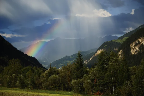 Regenbogen in den Alpen — Stockfoto