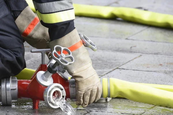 Пожежник на роботі — стокове фото