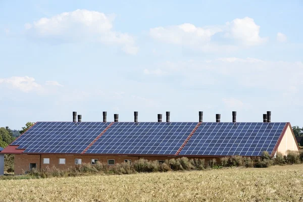 Ferme avec photovoltaïque — Photo