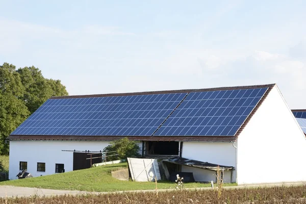 Grange avec photovoltaïque — Photo