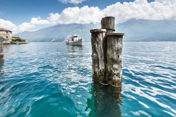 Garda Gölü üzerinde yolcu gemisi — Stok fotoğraf