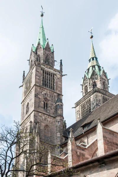 Nürnberg'deki st. lorenz Kilisesi kuleleri — Stok fotoğraf