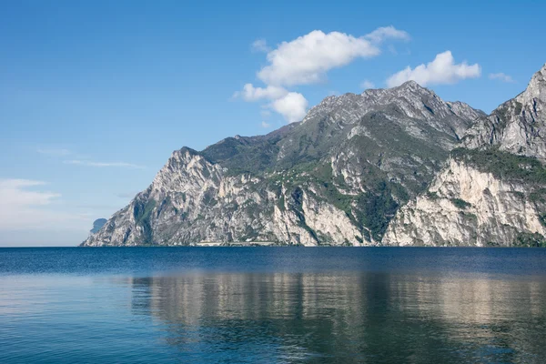 Alpes en el lago de Garda — Foto de Stock