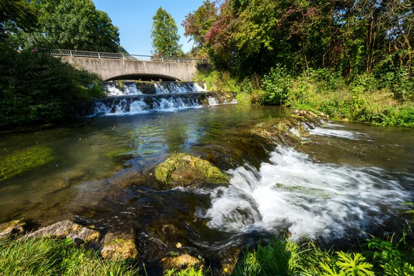 Piccola Cascata Nel Villaggio Riedenburg Altmuehltal — Foto Stock