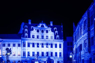 AUGSBURG, GERMANY - 24 Ekim 2021 'de Almanya' nın Augsburg kentinde düzenlenen ışık festivalinde tarihi binalar aydınlatıldı