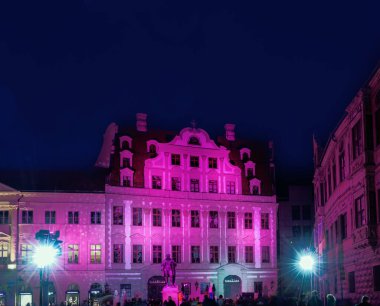AUGSBURG, GERMANY - 24 Ekim 2021 'de Almanya' nın Augsburg kentinde düzenlenen ışık festivalinde tarihi binalar aydınlatıldı