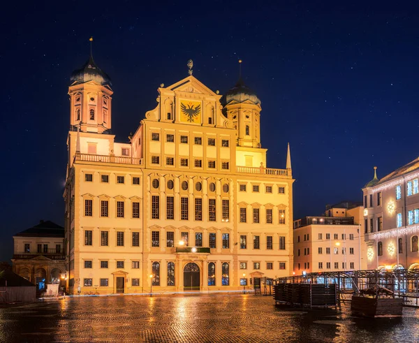 夜のアウクスブルクのライトアップされた歴史的な市庁舎 — ストック写真
