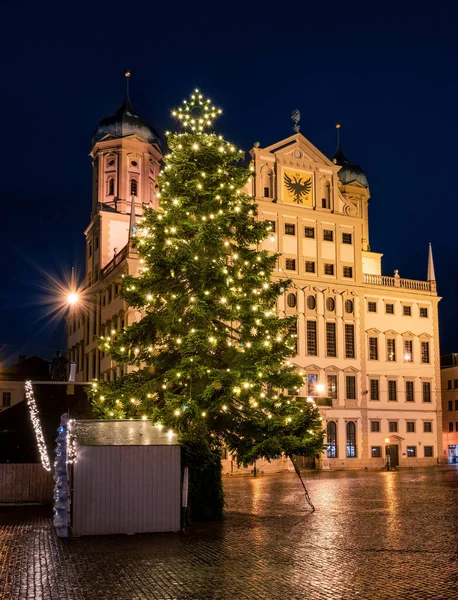Verlichte Kerstboom Het Historische Stadhuis Van Augsburg Nachts — Stockfoto