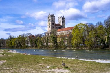 Münih 'teki St. Maximilian Kilisesi, Isar nehri kıyısında.